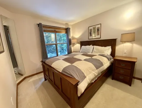 Views! Spacious 2-bed 2-bath corner townhouse, close to lifts and Village. - Jacuzzi