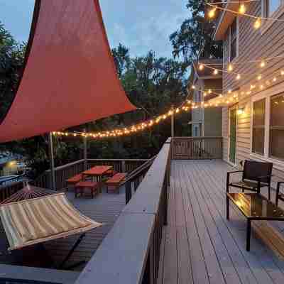Perfect Background Hangout-Café Lit Patio, Bonfire, BBQ Grill-Near UF Stadium! Hotel Exterior
