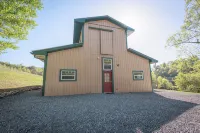 Renovated Barn Home on Private Estate • Near Skiing & Scenic Views - 4 stjerner