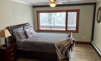 Newly Renovated Rustic style home w/luxury bathrooms  & mountain views, Sereni