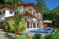 Perfect Location, Walk to Beach, Infinity Pool, Luxury Decor, Fast Free Wifi! - Swimmingpools