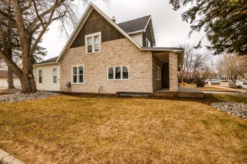 Fully remodeled corner home, 3 blocks from Main Street and across from the park. - 3 stjerner