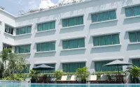 Aston Tropicana Hotel Bandung - Pool
