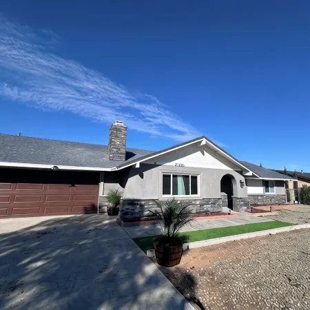 3-bdrm house in charming Apple Valley w/ WiFi, AC, encl'd patio, & large yard.