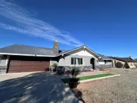 3-bdrm house in charming Apple Valley w/ WiFi, AC, encl'd patio, & large yard. - Wifi