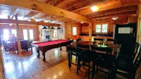 Spacious Cabin Retreat • Hot Tub • Pool Table • Firepit • Near Town/Train • Pets - 4성급