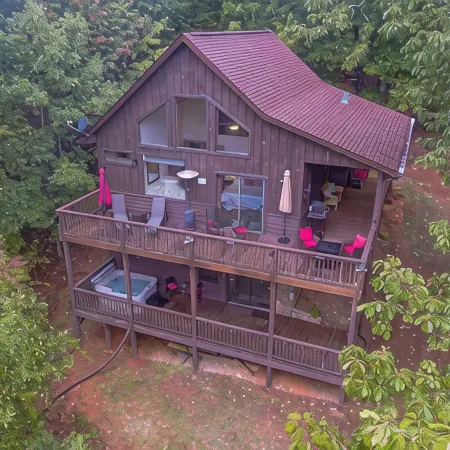 1 Night Stays Available . Helen Water Tubing 10 Min Drive.