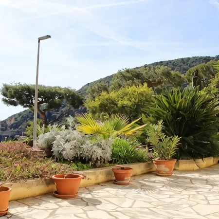 Sea view garden apartment with pool option. Near beach between Nice and Monaco