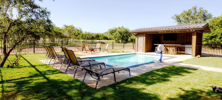 Spacious 5-bedroom house with a private pool on the golf course. Hotels in Uvalde County