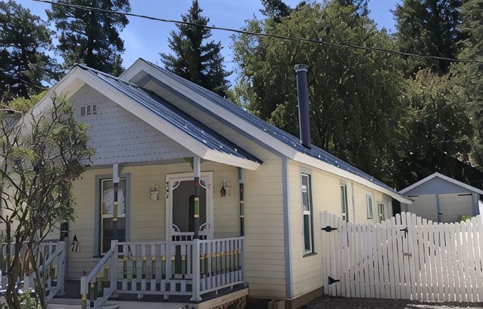 The Lilac Cottage is a charming 2-bedroom house in Cloudcroft with fenced yard!