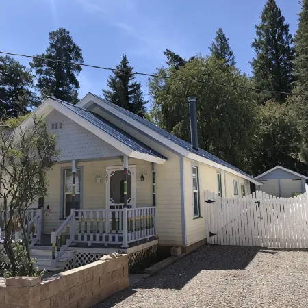 The Lilac Cottage is a charming 2-bedroom house in Cloudcroft with fenced yard! Отели в г. Клаудкрофт