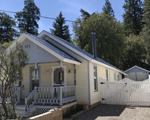 The Lilac Cottage is a charming 2-bedroom house in Cloudcroft with fenced yard! Hotels in Cloudcroft
