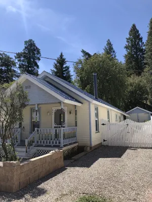 The Lilac Cottage is a charming 2-bedroom house in Cloudcroft with fenced yard!