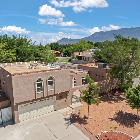 Luxury Amenity Paradise! Sleeps 18 - Pool, Hot Tub, Game Room, Golf, Fire Pit!