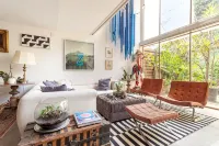 Marvelous, Art-Filled Loft with a Garden Terrace - บังกะโล