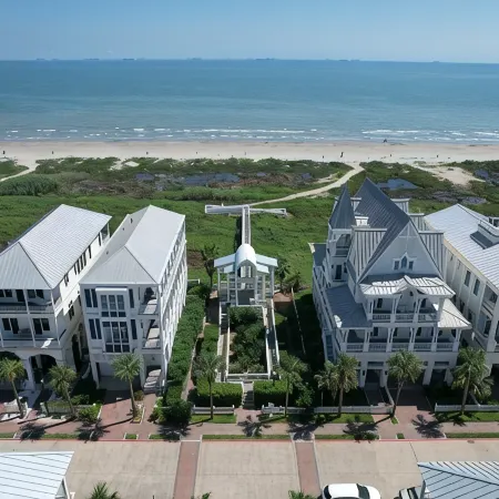 Beachtown - Steps from Beach & Pool - 5 Bed, 4.5 Bath