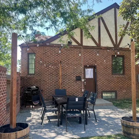 Modern Tree-Street Retreat/Walkable Location