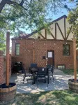 Modern Tree-Street Retreat/Walkable Location - Boutique