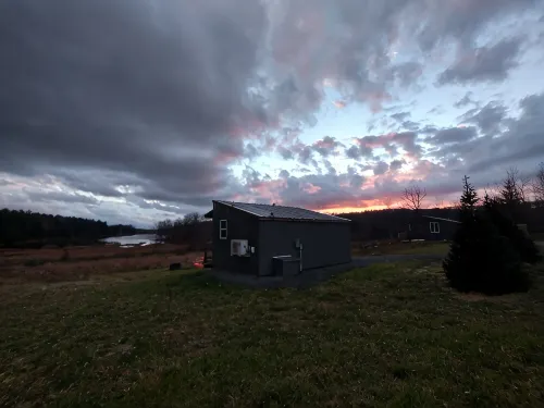 "Twins East" Waterfront property and micro cabin- 10 minutes from Watkins Glen! - Chalets