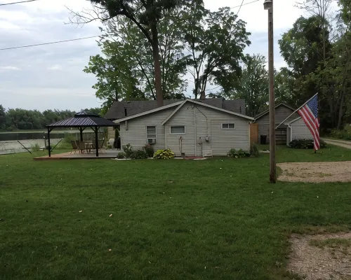 Cozy little cottage on beautiful Pine Lake Hotels in Barry County