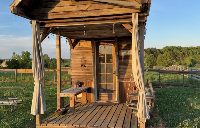 Tiny house on 50+ acre farm. Easy drive to Covington square and more!