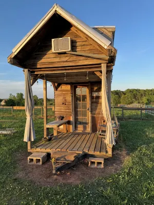 Tiny house on 50+ acre farm. Easy drive to Covington square and more! - Homestays