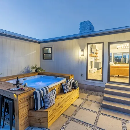 NEW! Hot Tub Fire Pit Luxe w AMAZING views! 10 acres less than 4 Mins from Main!