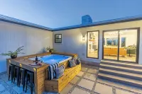 NEW! Hot Tub Fire Pit Luxe w AMAZING views! 10 acres less than 4 Mins from Main! - 5-Star