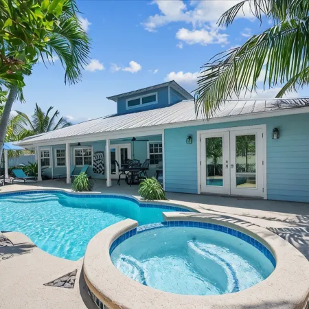 Pool House 1/2 Mile From Downtown Stuart