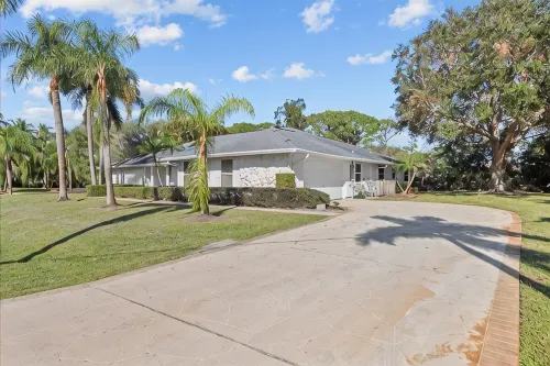 Riverside Retreat: 4BR/3BA with Private Dock and Boat Lift - Boutique