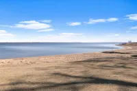 Remodeled Lake Texoma Beach Themed House Walking Distance to Neighborhood Beach