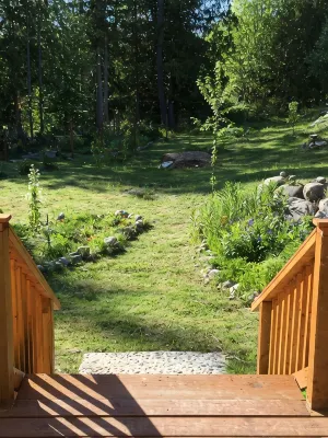 Cozy ,artistic cottage in a garden setting close to the beach and hiking trails.