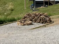 迷人的羅克，距步道2分鐘，配有WiFi和空調的舒適兩臥室木屋