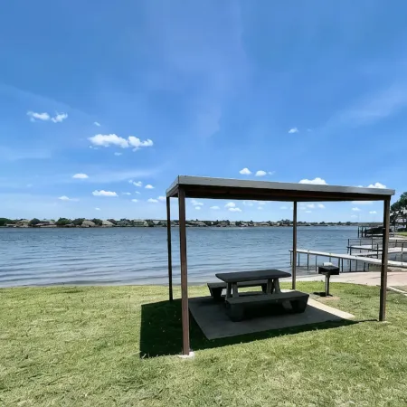 Lake view & tree house vibes with 2 outdoor decks!