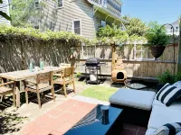 Private unique home short 5 minutes walk to the beach and the bay. - Wifi