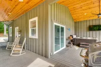 Romantic Couples Cottage, Large Covered Deck with Hot Tub, TV,  Couches, Firepit - Hytter