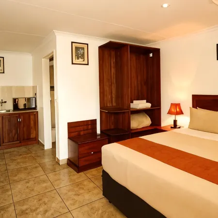 Mokoro Lodge