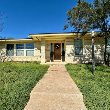 Hill Country Home; King & Queen Suites; Game Room, Office & Fire Pit - Kerrville