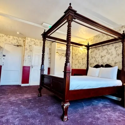 The Columbia Hotel Hotels near Northampton Airport - ORM