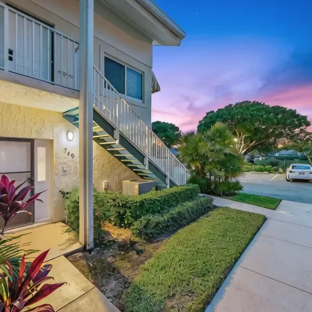 Walk to the Beach/Pool 2/2 Newly Renovated Condo