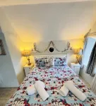 Charming  Listed Thatched Cottage with parking and short walk to sandy beach . - 부티크