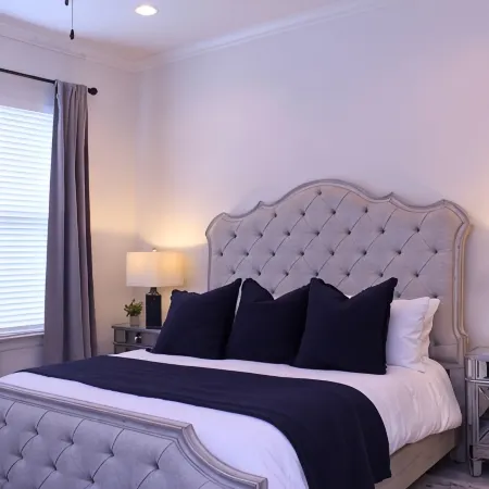 The All-American Summer Getaway in the Heart of Long Beach! King Suite, Sleeps 6