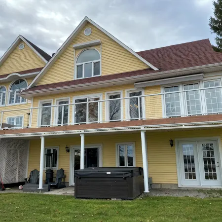Magnifique Chalet sur le Bord de L'eau à 20 Minutes du Mont Orford et Magog