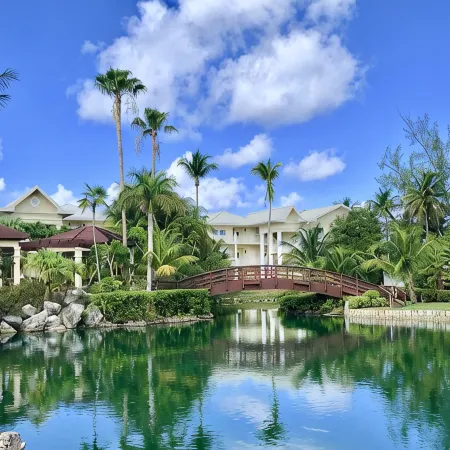 Beautiful Oceanfront Condo on Seven Mile Beach