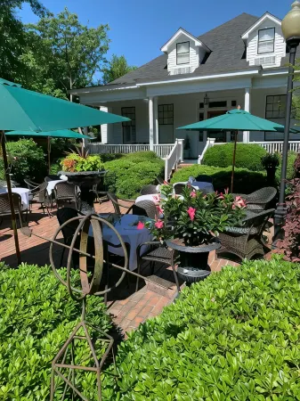1842 Inn