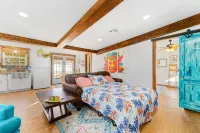 The Hut - Lubbock, TX with an Island Flair! - Homestays