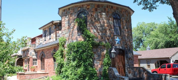 Carter house : 100 year old house with a remodeled castle inspired feel. Hotels in Gillette