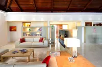 Direct Beachfront 6 BDR/en-suite /maid included. Excellent service. Rare gem (O) - Homestays
