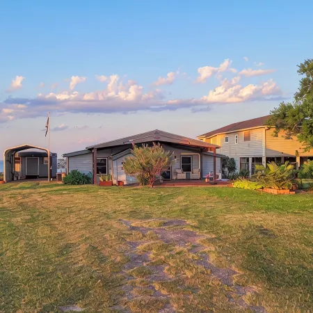 Cozy Coastal Retreat in Port Alto - Waterfront Views and Bayfront Fun!