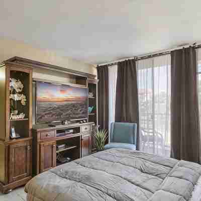 Across from Beach Walk to Shops and Restaurant Beautiful 3Bd 3BTH Condo Kihei Rooms